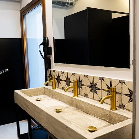 بيت شباب Black Swan